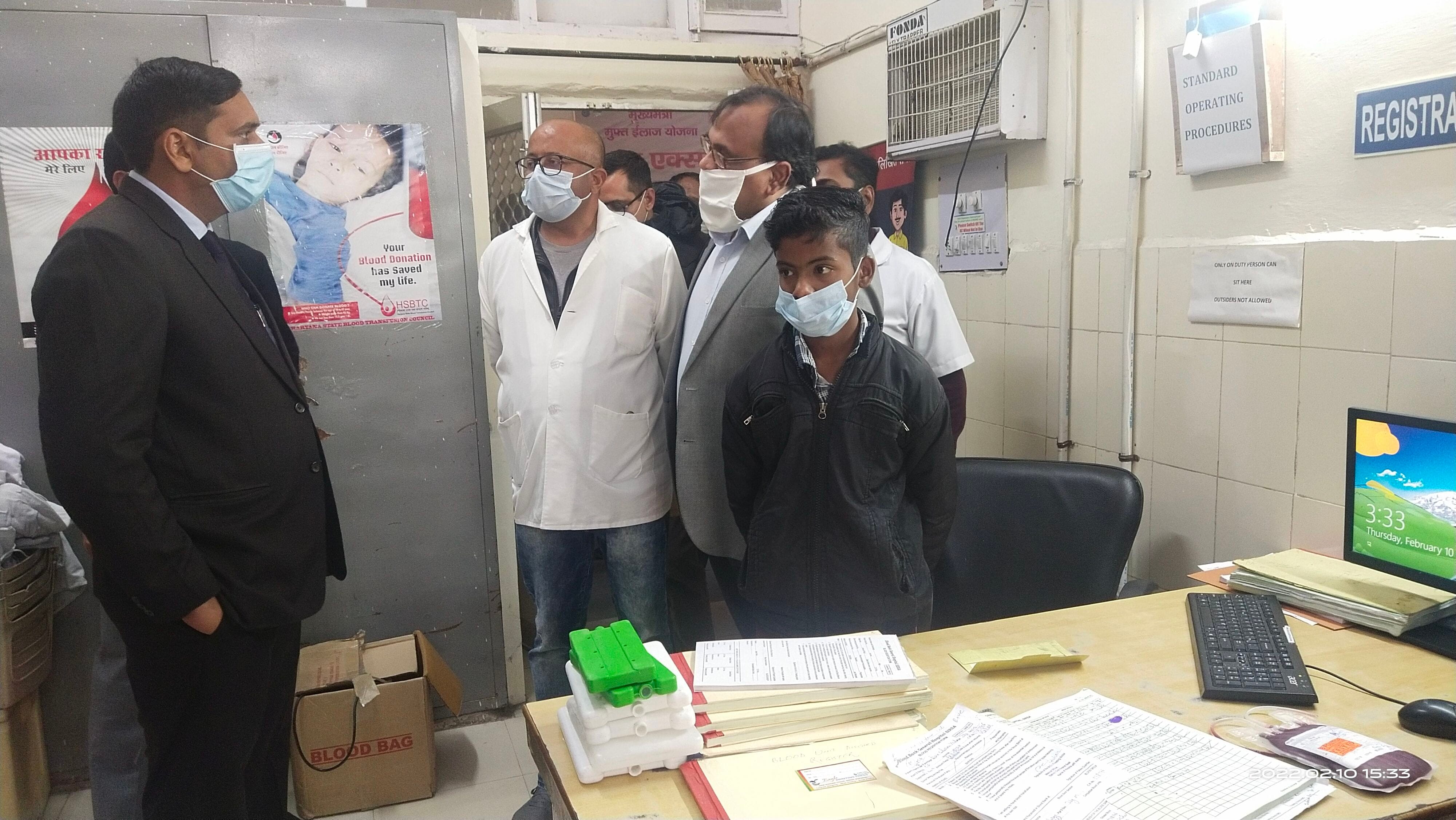 सिविल अस्पताल में निरीक्षण के दौरान सिविल सर्जन डॉ. मनीष सिंगला से बातचीत करते उपायुक्त अजय सिंह सिविल अस्पताल में निरीक्षण के दौरान सिविल सर्जन डॉ. मनीष सिंगला से बातचीत करते उपायुक्त अजय सिंह