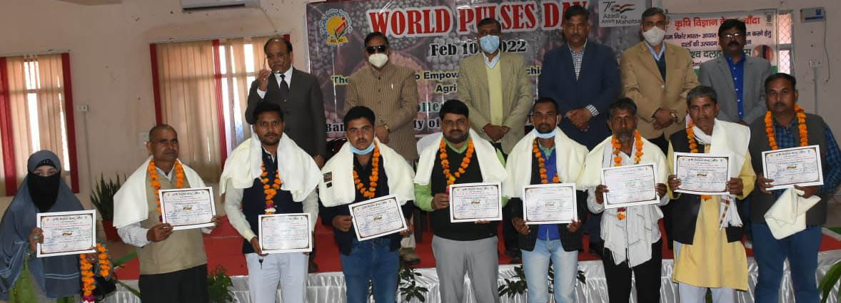  विश्व दलहन दिवस पर सम्मानित किए गए किसान। साथ में कृषि विश्वविद्यालय कुलपति व अन्य अधिकारी। 