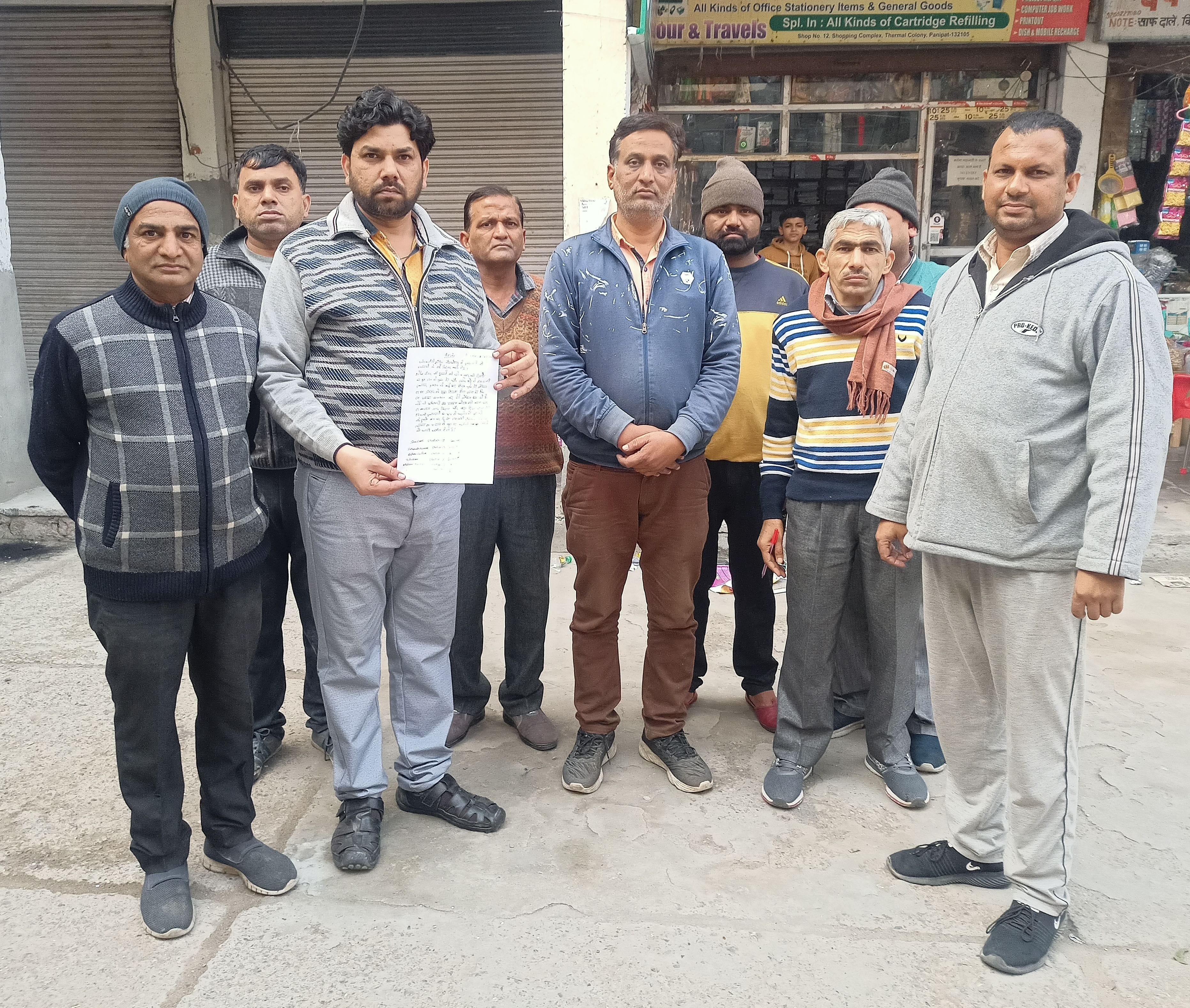 मतलौडा। प्रसाशन को दी गई लिखित शिकायत दिखाते दुकानदार। मतलौडा। प्रसाशन को दी गई लिखित शिकायत दिखाते दुकानदार।