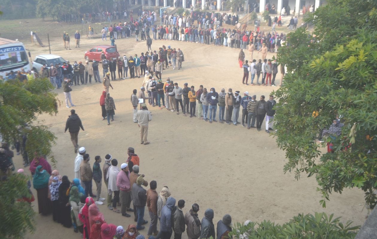 जैन कन्या पाठशाला में लगी लोगों की लाइन- संवाद