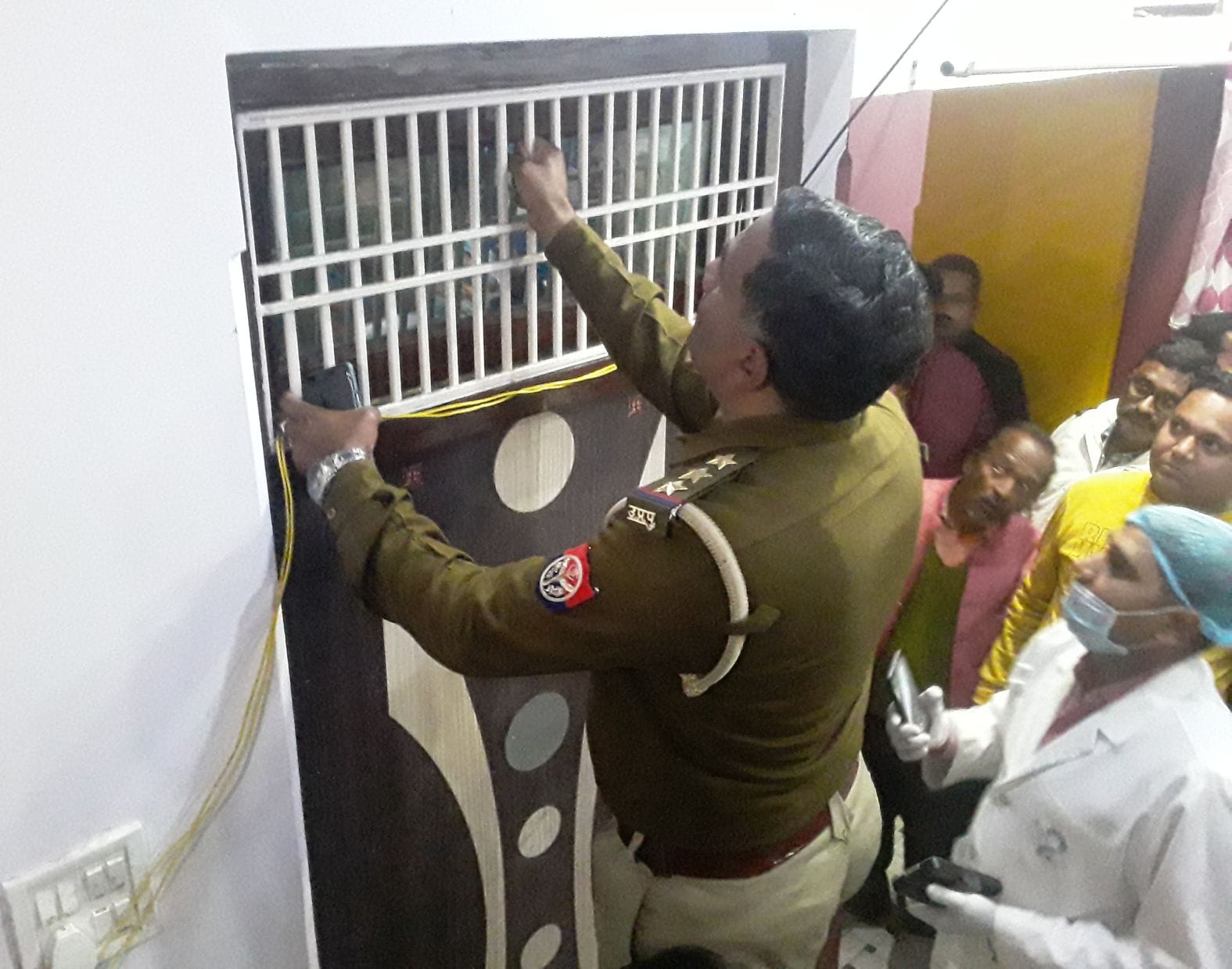 दरवाजा खोलने की कोशिश करते शहर कोतवाल। संवाद दरवाजा खोलने की कोशिश करते शहर कोतवाल। संवाद