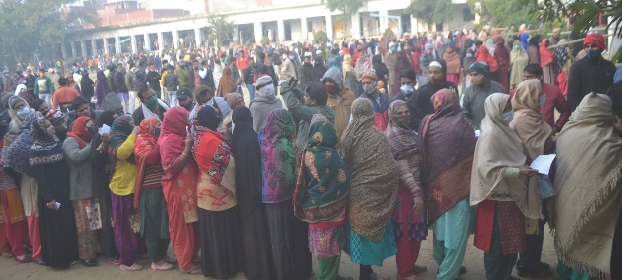 जैन कन्या पाठशाला में मतदान करने के लिए लोगों की भीड़ से भरा मैदान - संवाद