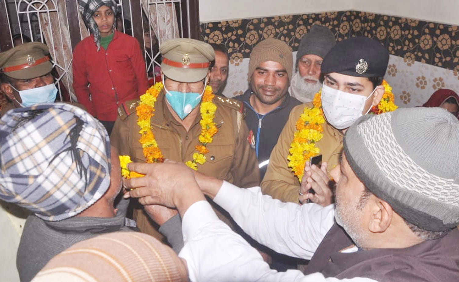 शामली के मोहल्ला सरजीत कॉलोनी में एसपी व कोतवाली प्रभारी का स्वागत करते अपहृत बालक नोमान के परिज? शामली के मोहल्ला सरजीत कॉलोनी में एसपी व कोतवाली प्रभारी का स्वागत करते अपहृत बालक नोमान के परिज?