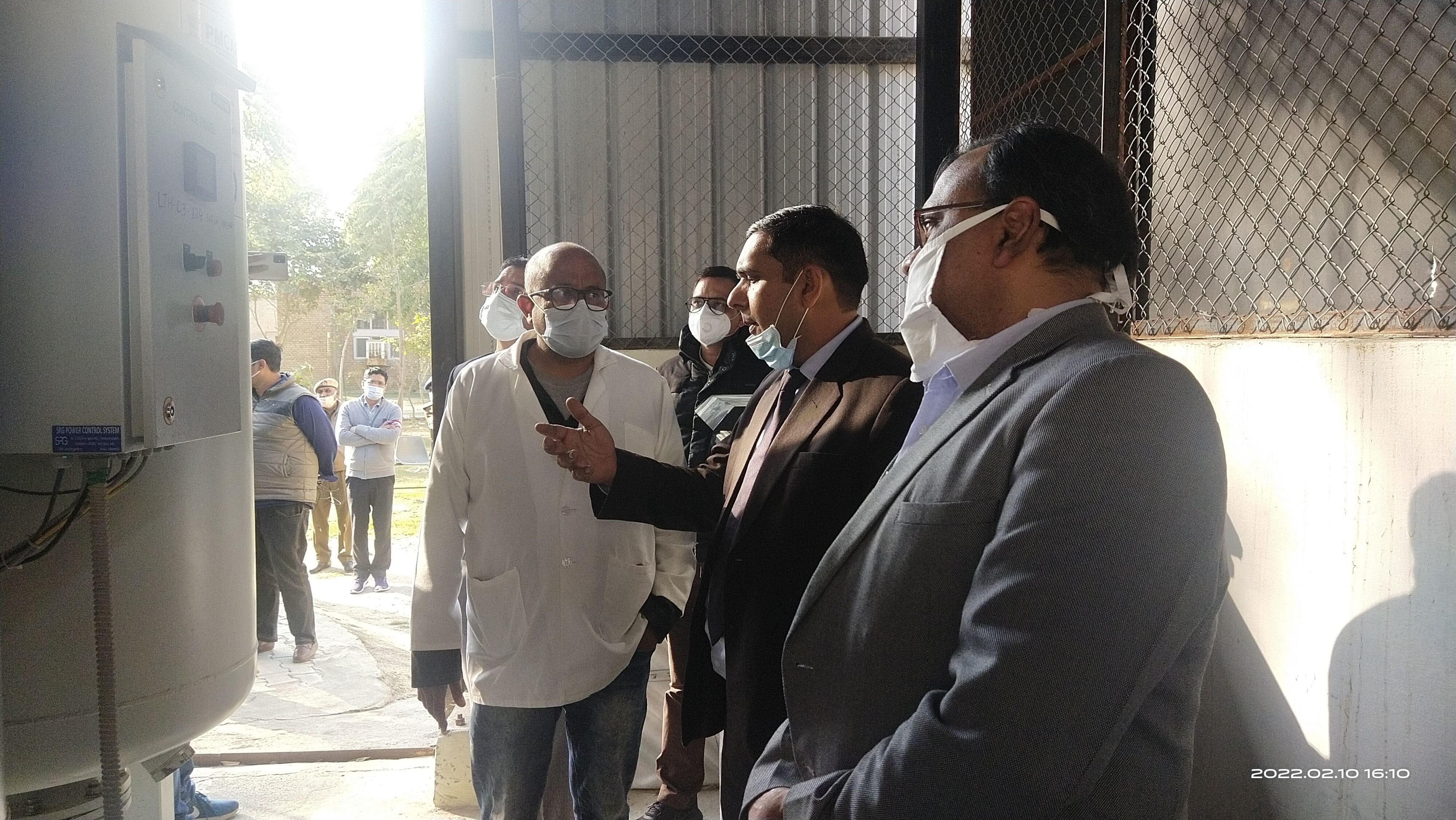 ऑक्सीजन प्लांट का निरीक्षण करते नवनियुक्त अजय तोमर। ऑक्सीजन प्लांट का निरीक्षण करते नवनियुक्त अजय तोमर।