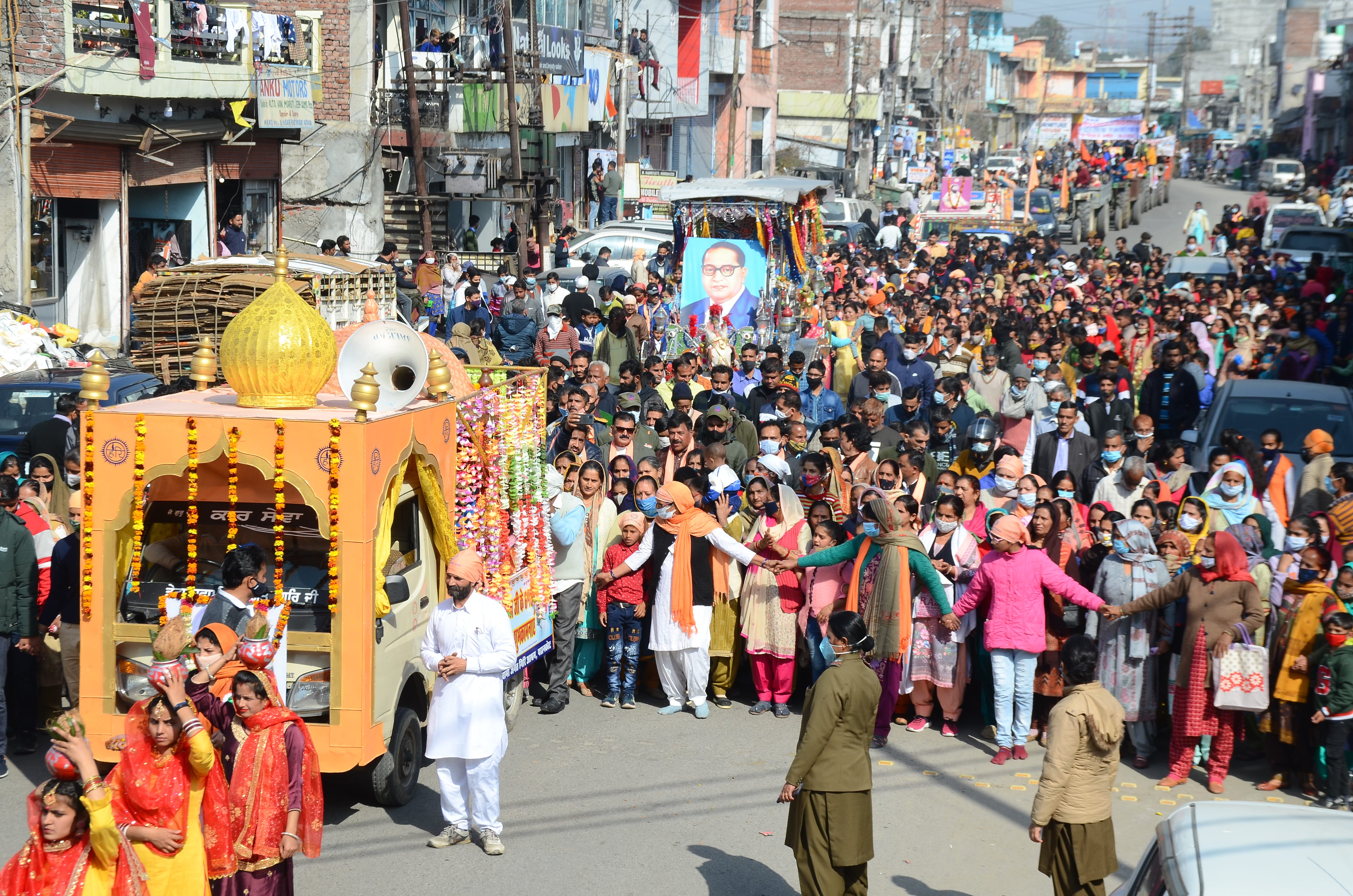 गुरु रविदास की जयंती के उपलक्ष्य में निकाली गई शोभायात्रा में उमड़े अनुयायी। संवाद