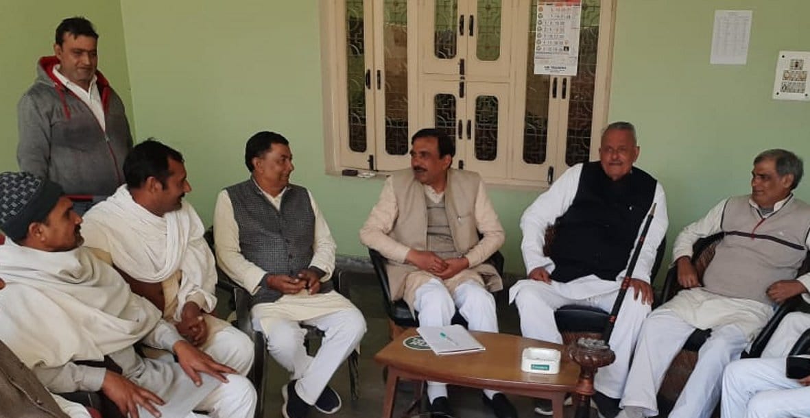 अपने आवास पर कार्यकर्ताओं के साथ वार्ता करते गठबंधन प्रत्याशी डॉ.अजय कुमार अपने आवास पर कार्यकर्ताओं के साथ वार्ता करते गठबंधन प्रत्याशी डॉ.अजय कुमार