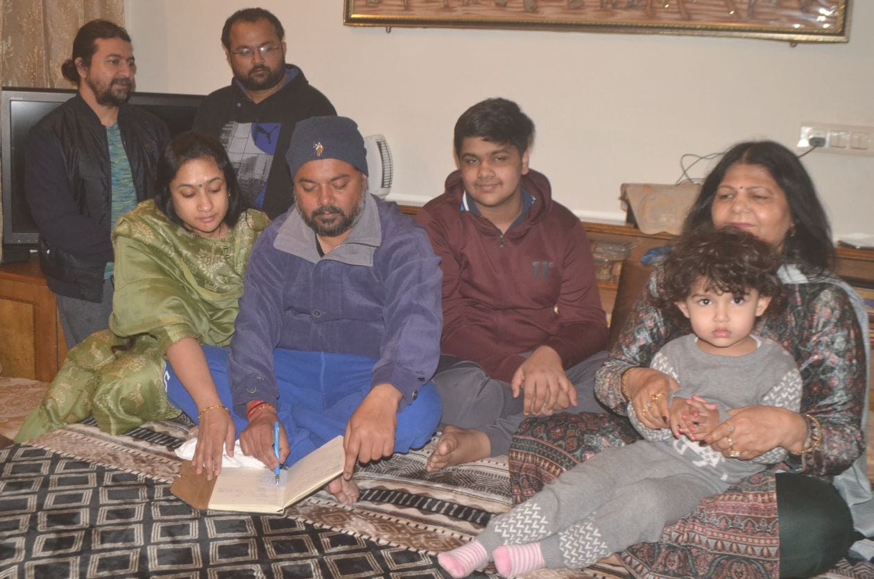 कसमपुरा स्थित अपने घर पर परिजनों के साथ मतो का गणित लगाते बसपा प्रत्याशी मनीष कुमार संवाद कसमपुरा स्थित अपने घर पर परिजनों के साथ मतो का गणित लगाते बसपा प्रत्याशी मनीष कुमार संवाद