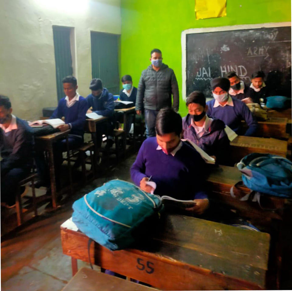 अंबाला स्थित सरकारी स्कूल में छात्रों को पढ़ाते शिक्षक