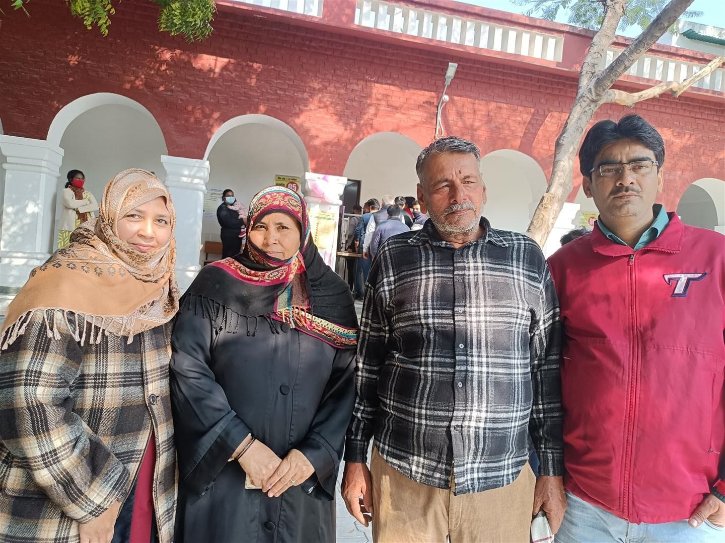 अब्दुल्लाह नर्सरी में बने बूथ से मतदान कर बाहर निकलतीं नाजमा नसीम, हुसन बेगम, आमिर खान व नसीम अहमद? अब्दुल्लाह नर्सरी में बने बूथ से मतदान कर बाहर निकलतीं नाजमा नसीम, हुसन बेगम, आमिर खान व नसीम अहमद?