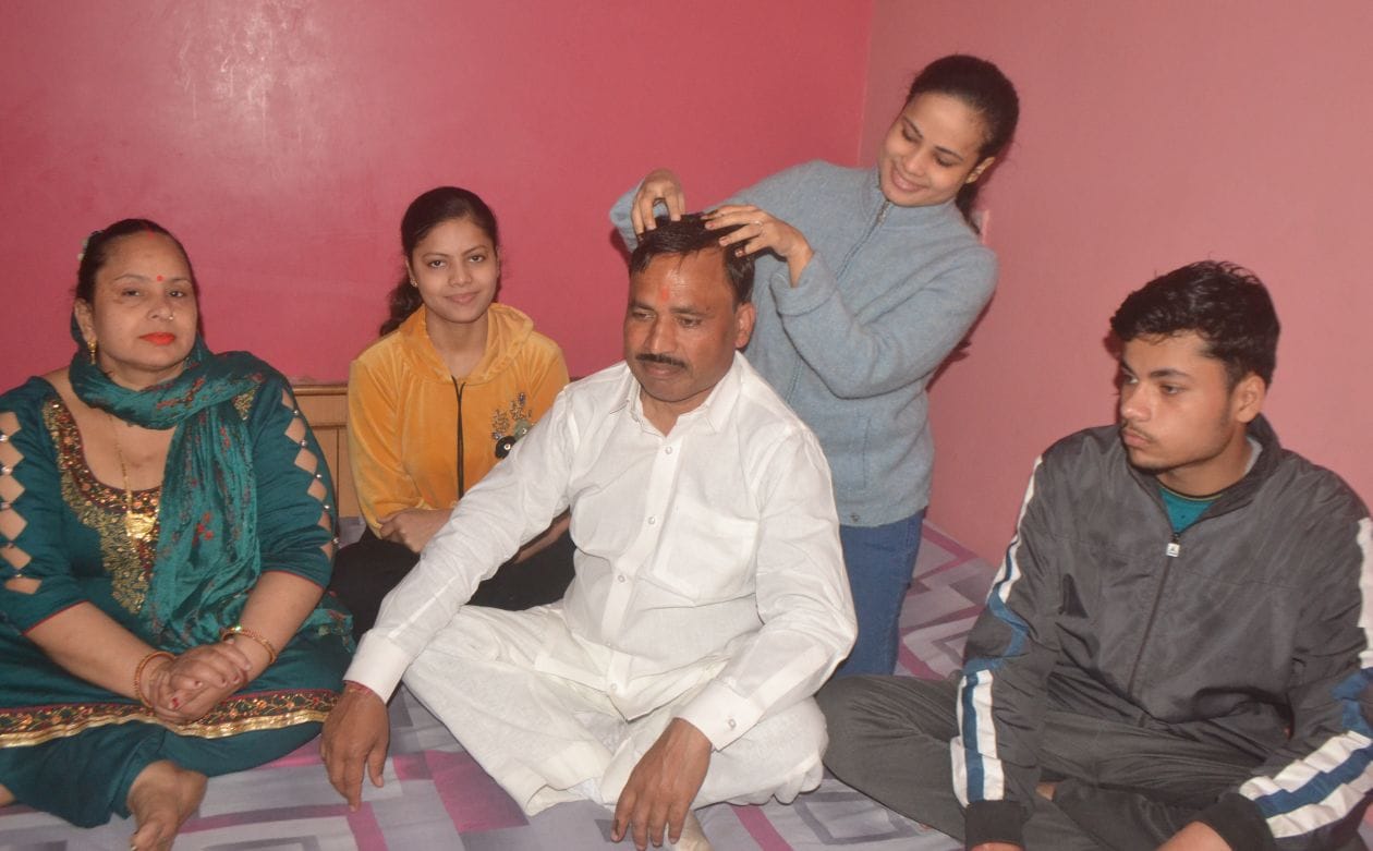 चुनाव होने के बाद अपने घर पर बेटी से सिर में मालिश कराते भाजपा प्रत्याशी विधायक विजयपाल आढ़ती सं? चुनाव होने के बाद अपने घर पर बेटी से सिर में मालिश कराते भाजपा प्रत्याशी विधायक विजयपाल आढ़ती सं?