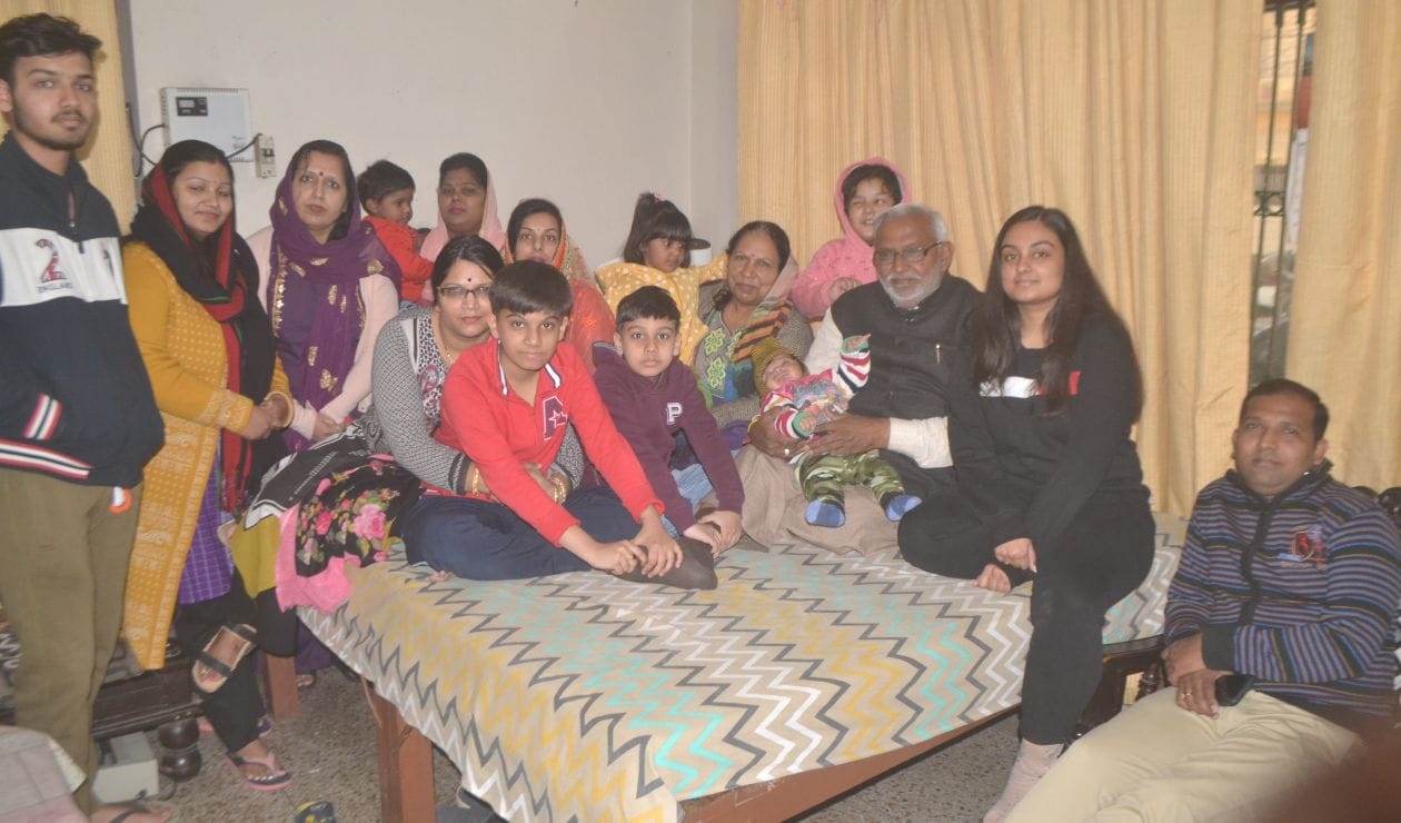 चुनाव होने के बाद अपने घर पर परिवार के साथ गोद में बच्चे को खिलाते रालोद प्रत्याशी गजराज सिंह --शोभ चुनाव होने के बाद अपने घर पर परिवार के साथ गोद में बच्चे को खिलाते रालोद प्रत्याशी गजराज सिंह --शोभ