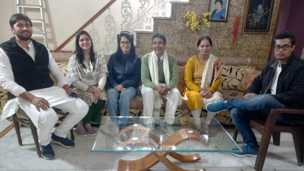 बड़ौत के पांडव नगर स्थित आवास पर परिवार के साथ बैठे गठबंधन प्रत्याशी एडवोकेट जयवीर सिंह तोमर बड़ौत के पांडव नगर स्थित आवास पर परिवार के साथ बैठे गठबंधन प्रत्याशी एडवोकेट जयवीर सिंह तोमर