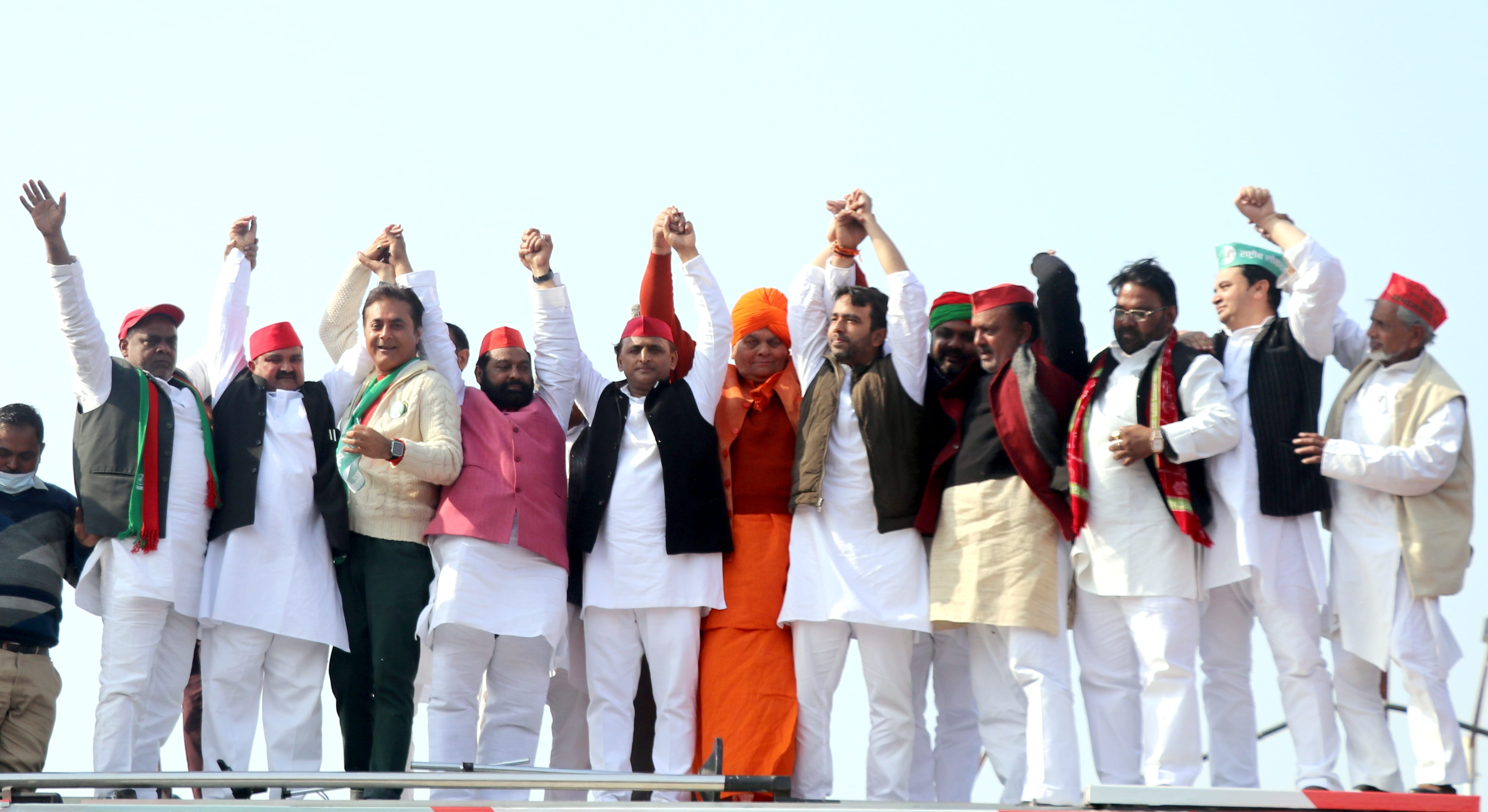 बिजनौर में प्रदर्शनी मैदान में गठबंधनप की जन सभा में भीड़ का अभिवादन करते अखिलेश यादव,जयंत चौधरी 