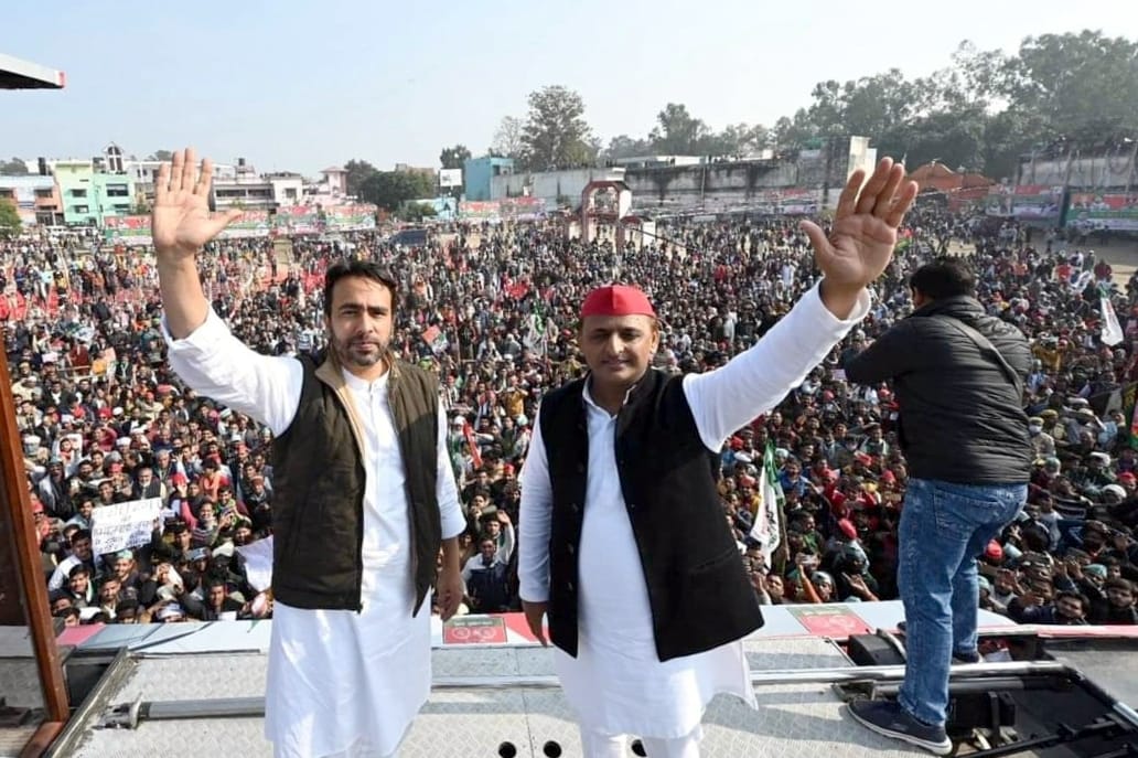 बिजनौर में प्रदर्शनी मैदान में गठबंधन की जनसभा में भीड़ के साथ अखिलेश यादव व जयंत चौधरी।