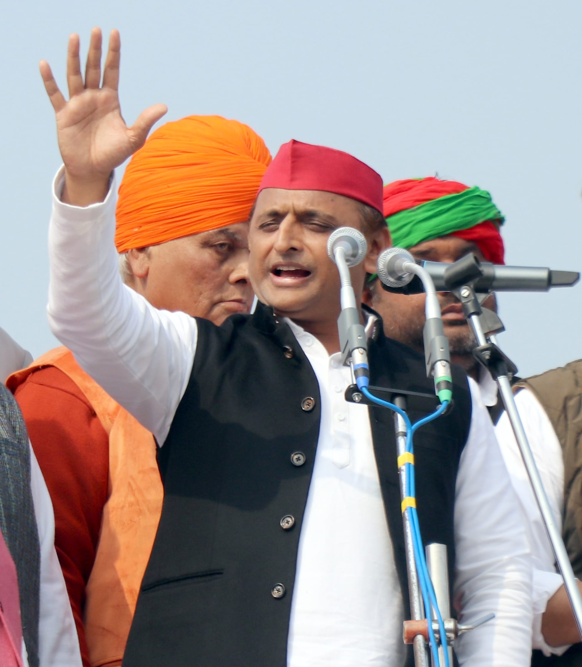 बिजनौर में प्रदर्शनी मैदान में गठबंधन की जनसभा को संबोधित करते सपा के राष्ट्रीय अध्यक्ष अखिलेश ?
