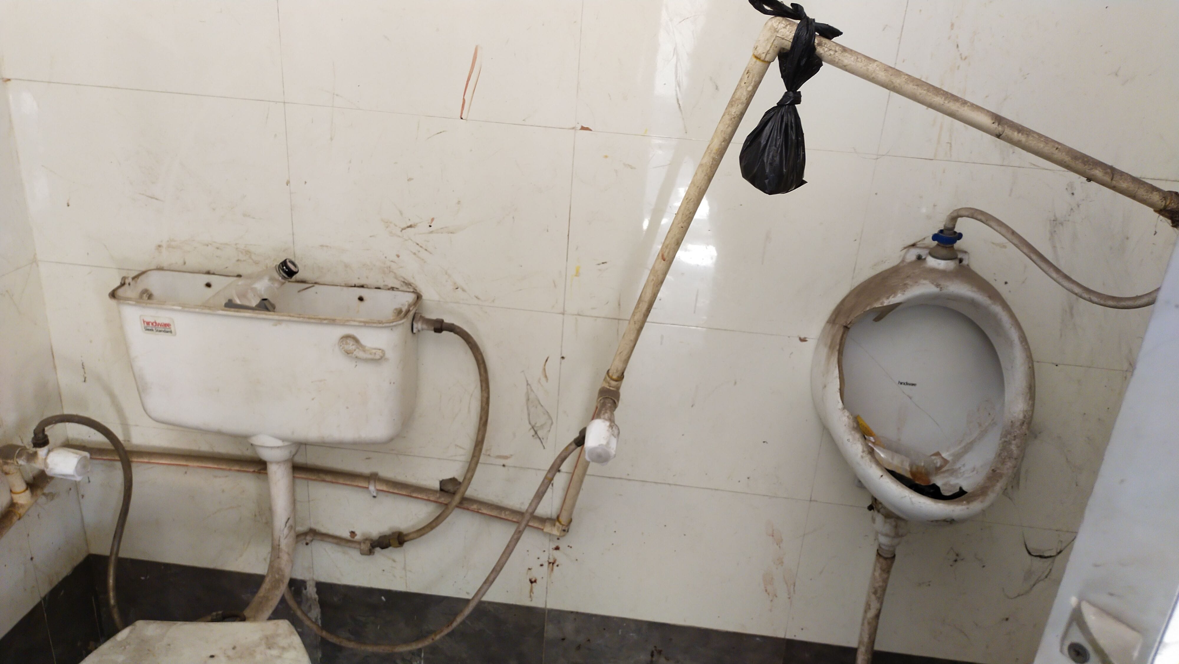 फतेहाबाद में पुराना बस स्टैंड के शौचालय में टूटे यूरिन प्वाइंट और पानी की टूंटी।