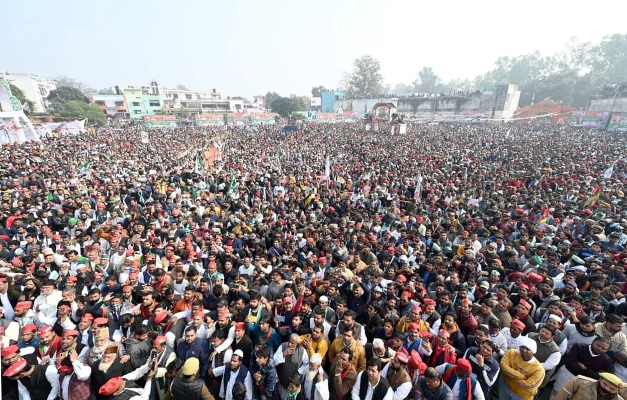 बिजनौर में प्रदर्शनी मैदान में गठबंधन की जनसभा में उमड़ी भीड़।