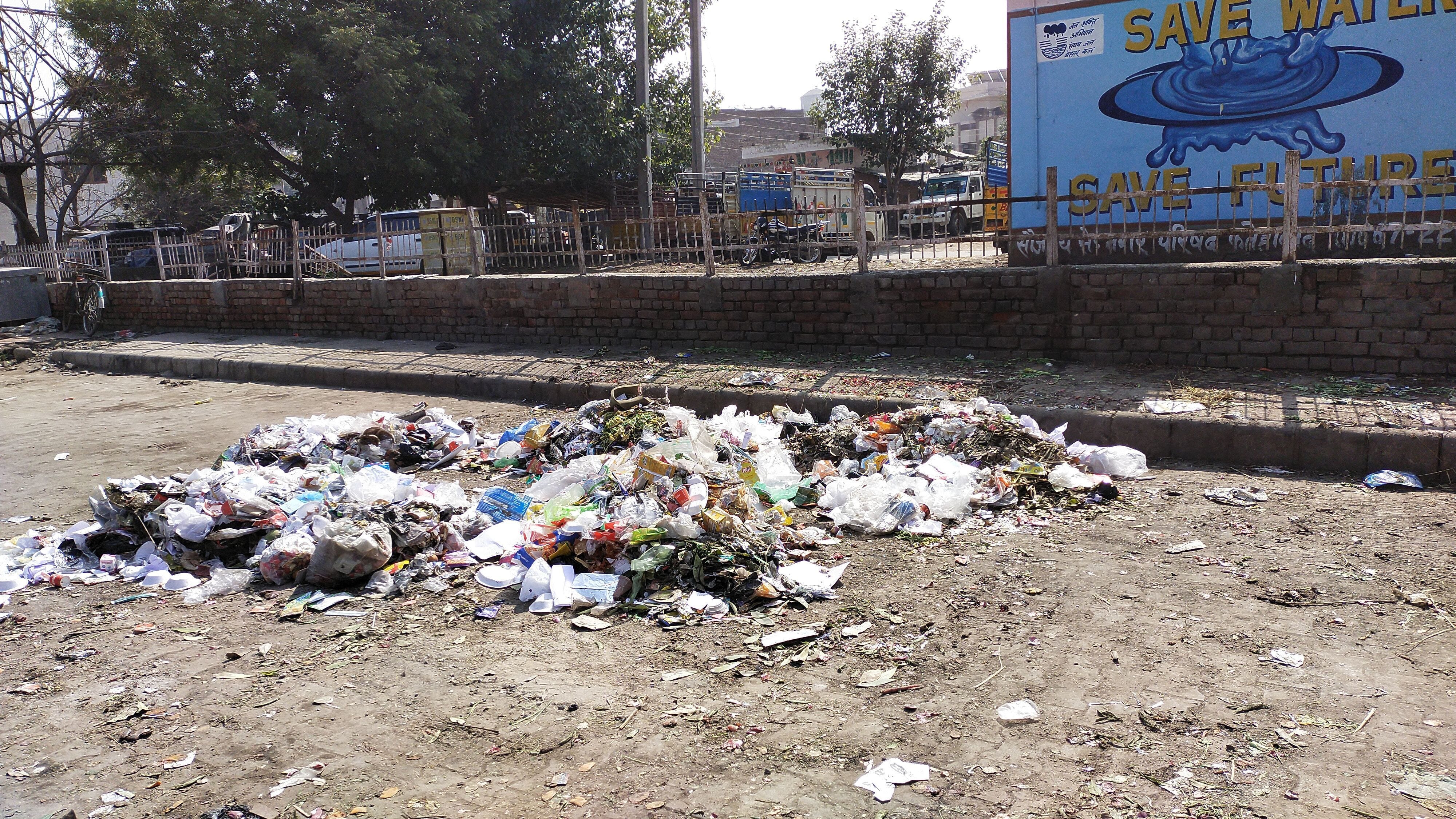 फतेहाबाद में नए बस स्टैंड के पास दोपहर एक बजे पड़ा कचरा।