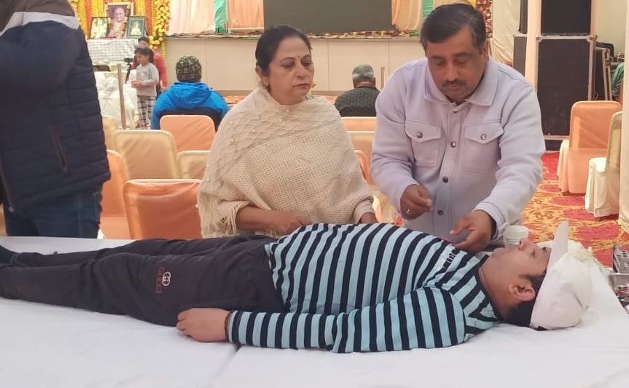पानीपत। रक्तदान शिविर में रक्तदान कर रहे रक्तदाता को बैच लगाते हुए।
