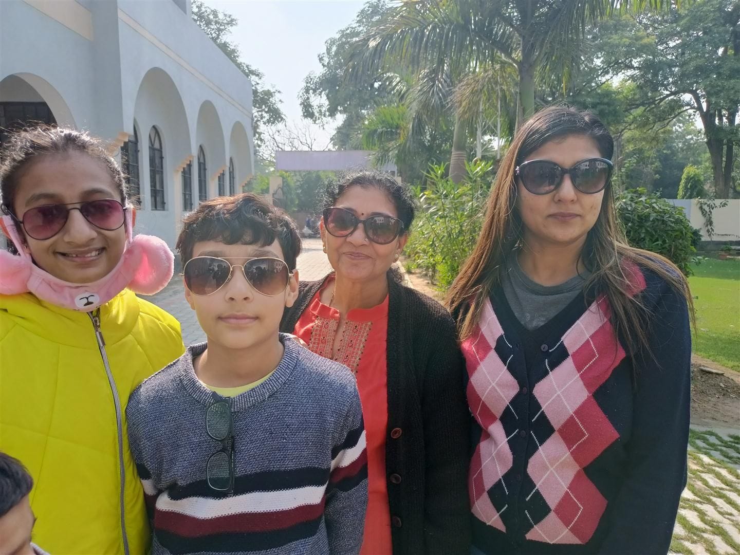 नोएडा से मतदान करने आईं शिल्पा विजय, उनकी मां व बच्चे। मो. तौहिद आलम नोएडा से मतदान करने आईं शिल्पा विजय, उनकी मां व बच्चे। मो. तौहिद आलम
