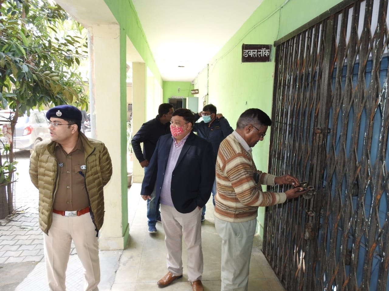 कोषागार का निरीक्षण करते एसएसपी