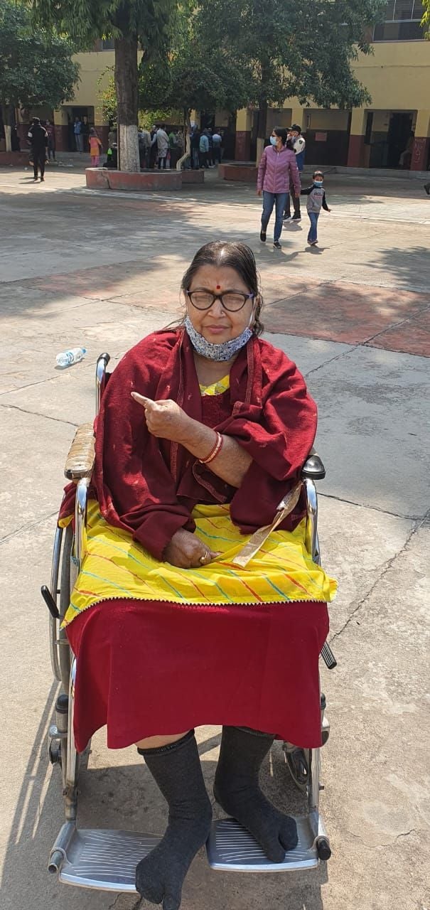 ट्राई साइकिल से मतदान करने पहुंचीं विभाग अग्रवा। ट्राई साइकिल से मतदान करने पहुंचीं विभाग अग्रवा।