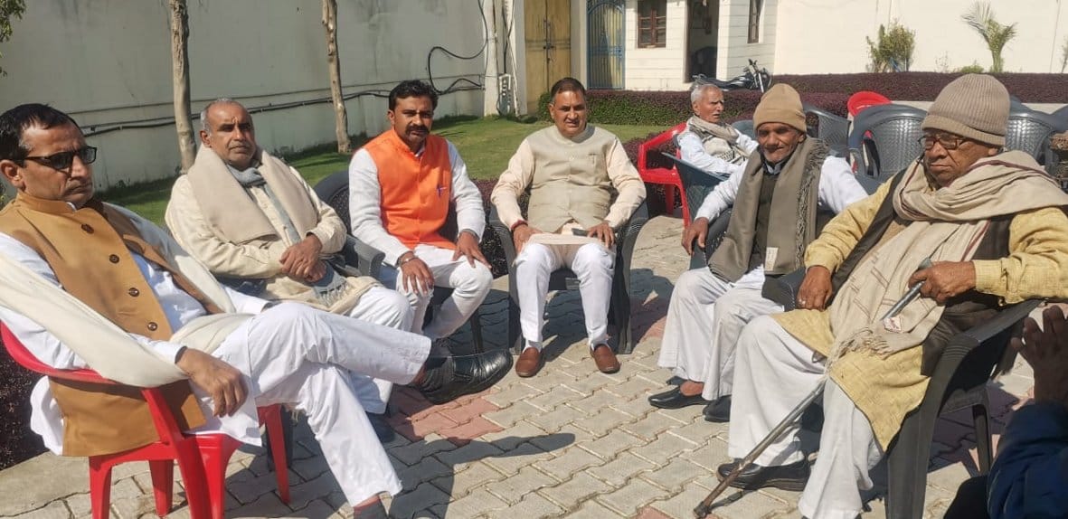 रमाला में अपने आवास पर कार्यकताओं के साथ वोटों का विश्लेषण करते भाजपा प्रत्याशी सहेन्द्र सिंह र? रमाला में अपने आवास पर कार्यकताओं के साथ वोटों का विश्लेषण करते भाजपा प्रत्याशी सहेन्द्र सिंह र?
