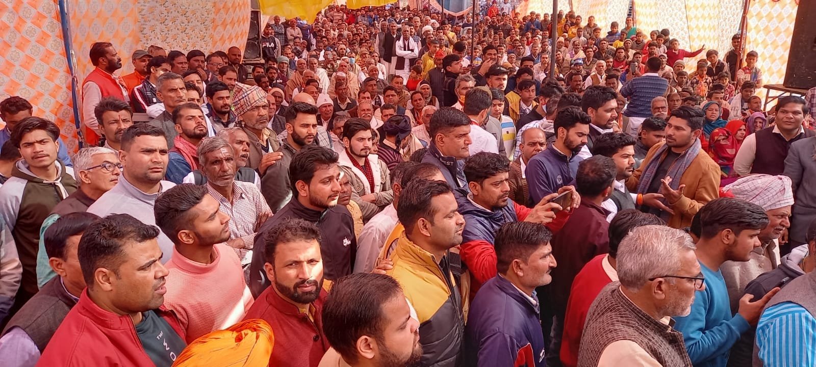 नकुड़ के गांव शुक्रताल में केंद्रीय मंत्री डॉ संजीव बालियान को सुनने पहुंचे लोग नकुड़ के गांव शुक्रताल में केंद्रीय मंत्री डॉ संजीव बालियान को सुनने पहुंचे लोग