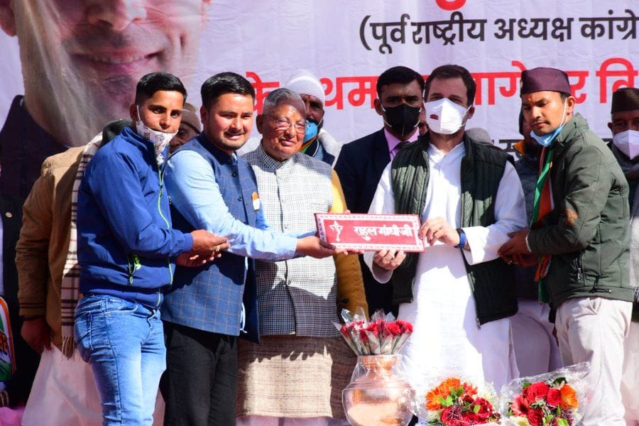 जागेश्वर में कांग्रेस नेता राहुल गांधी को एंपण की नेम प्लेट भेंट करते प्रत्याशी गोविंद कुंजवाल ? जागेश्वर में कांग्रेस नेता राहुल गांधी को एंपण की नेम प्लेट भेंट करते प्रत्याशी गोविंद कुंजवाल ?