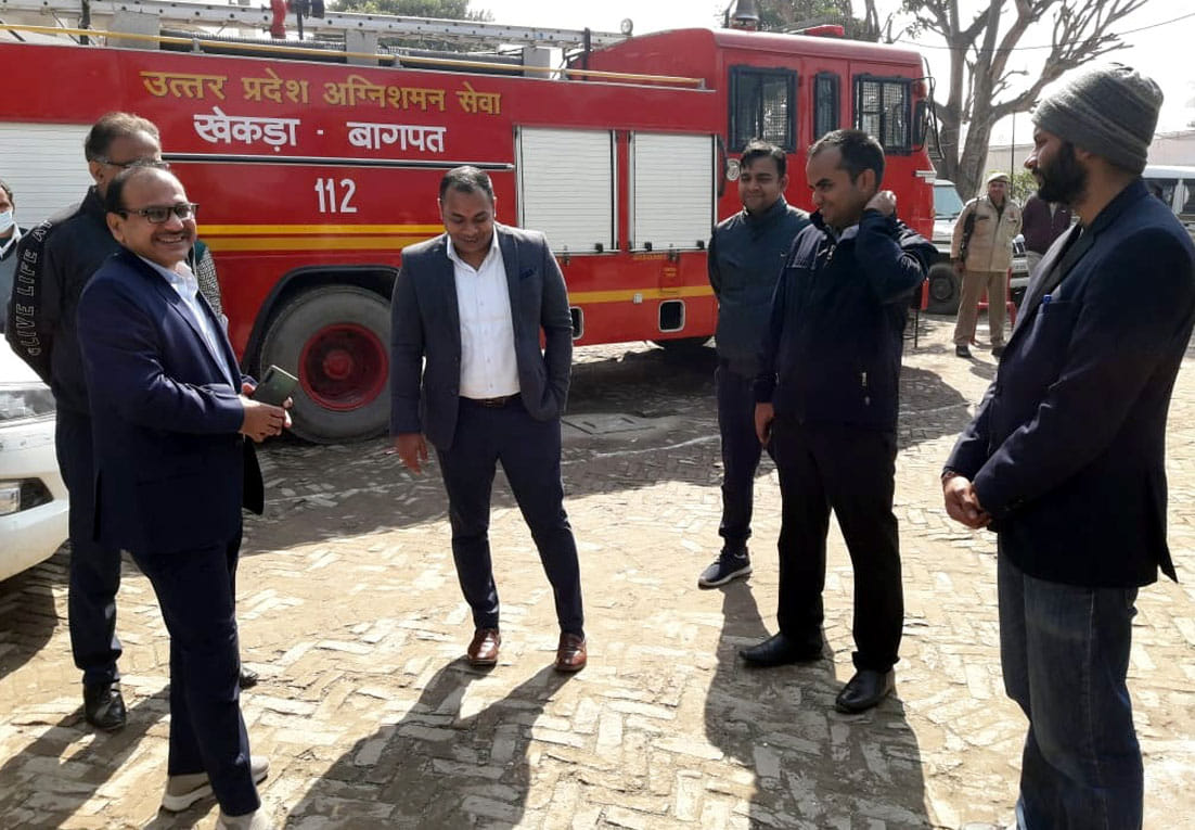चुनाव संचालन केंद्र पर ईवीएम मशीनो की सुरक्षा का जायजा लेने पहुंचे आब्जर्वर आशीष मोरे और जिलाधि?