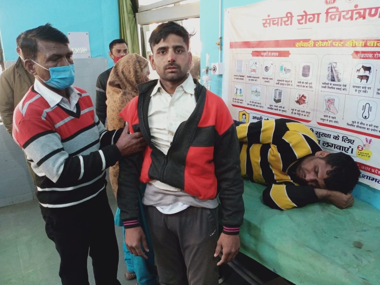 शामली : कांधला सीएचसी में गांव डुंडूखेड़ा में विवाद में घायल युवक उपचार के  पहुंचा अस्पताल।