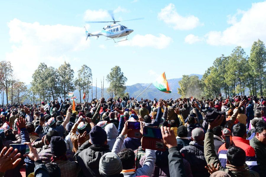 कांग्रेस नेता राहुल गांधी के हेलिकॉप्टर को देखते लोग। कांग्रेस नेता राहुल गांधी के हेलिकॉप्टर को देखते लोग।