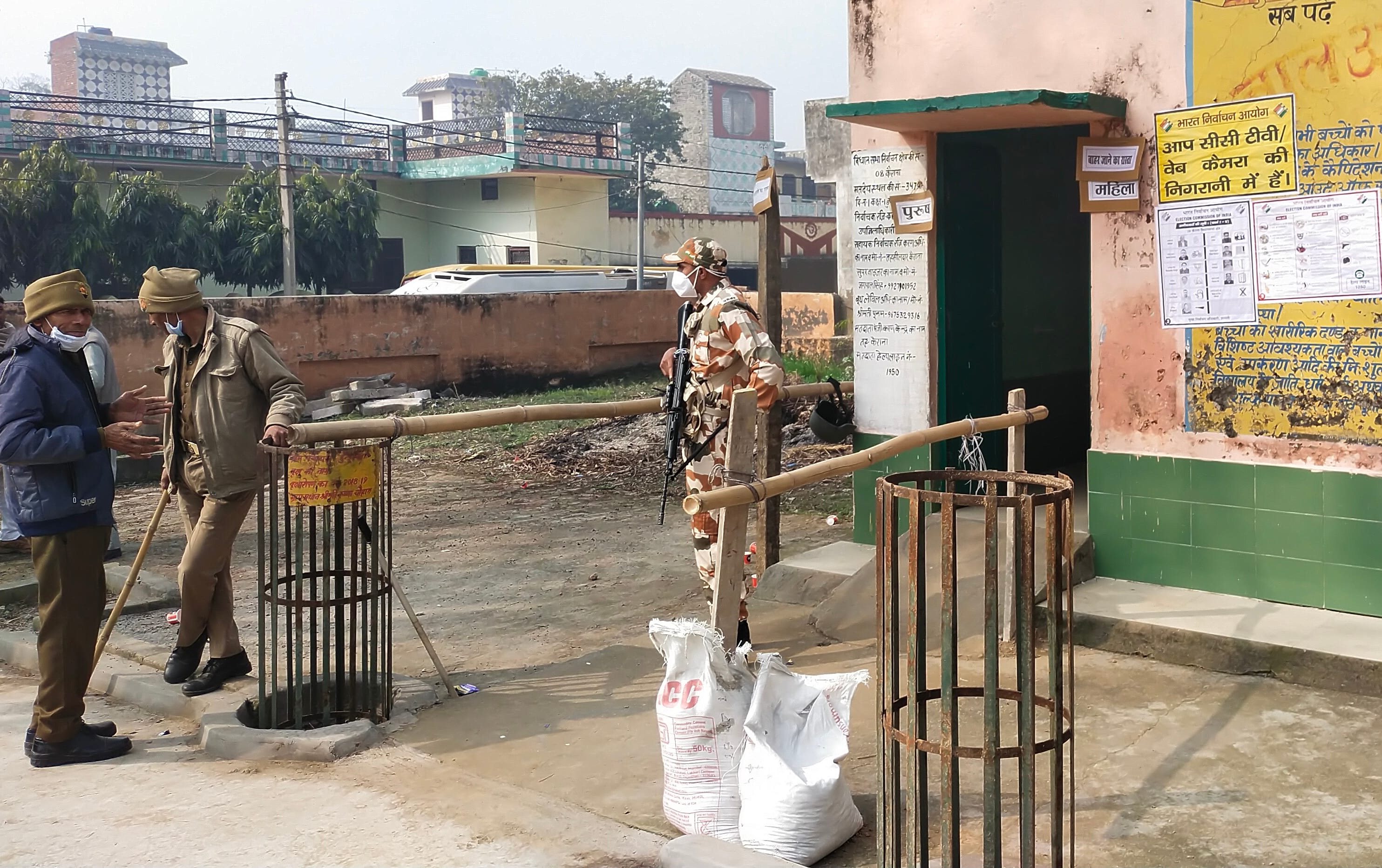शामली : कांधला के गांव डुंडूखेड़ा में मतदाताओं का रोके जाने के दौरान सुनसान पड़ा बूथ।