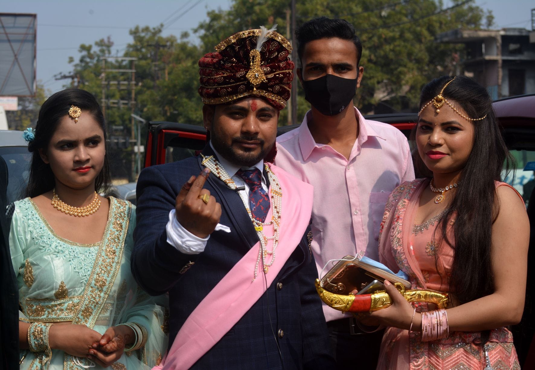 सात फेरों से पहले सचिन भारद्वाज ने डाला वोट। सात फेरों से पहले सचिन भारद्वाज ने डाला वोट।