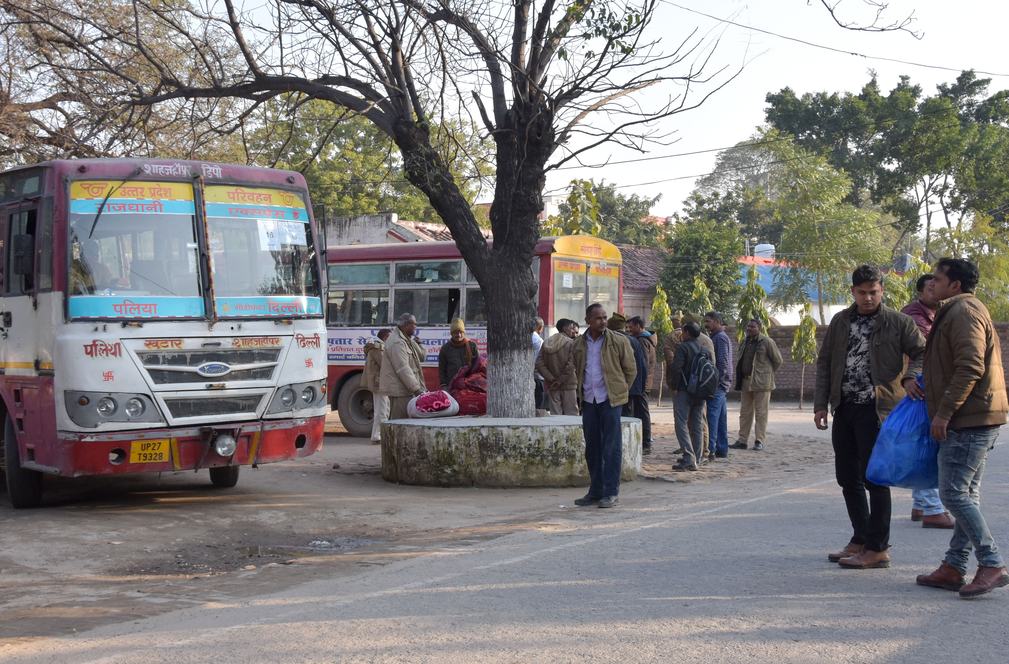 पुलिस लाइन से रोड़वेज बस चुनावी डियूटी पर रवाना होते पुलिस कर्मी