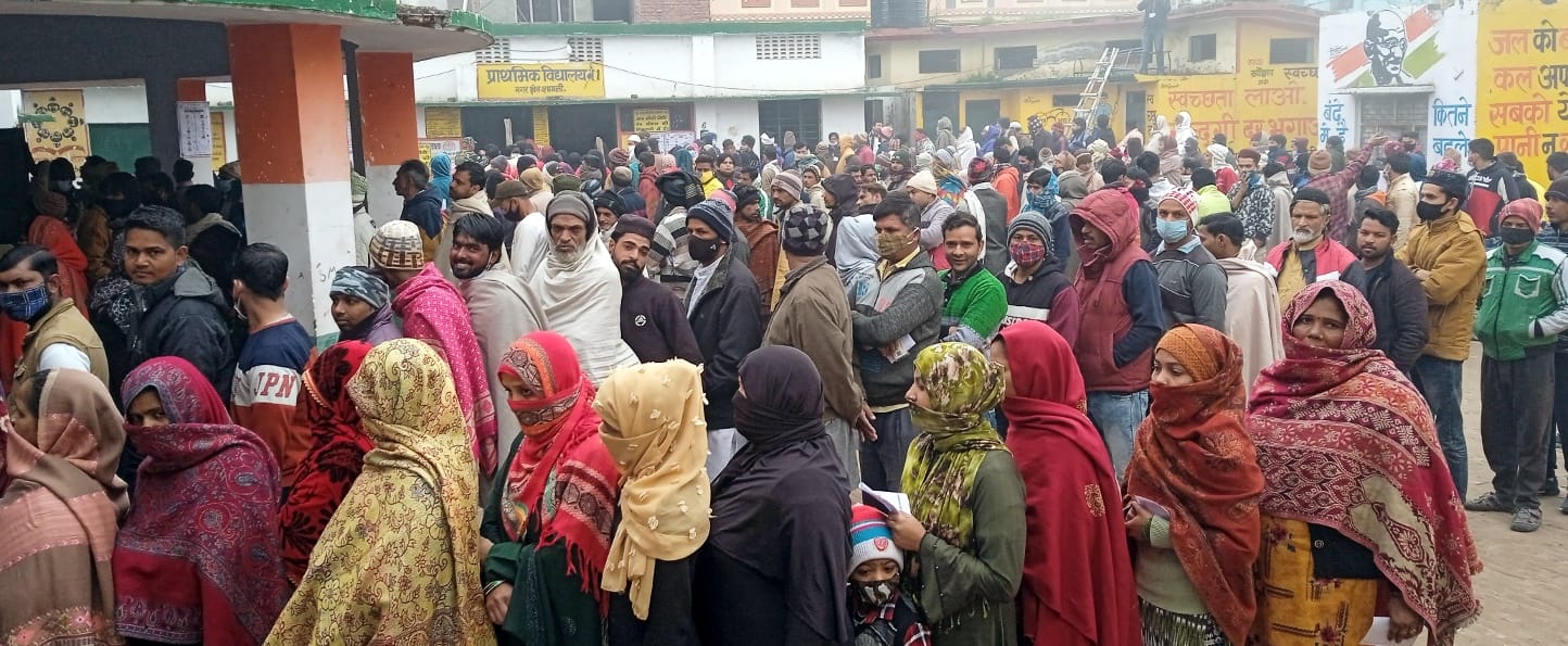 शामली मोहल्ला नंदू प्रसाद प्राइमरी स्कूल में मतदान के लिए मतदाताओं की भीड़।