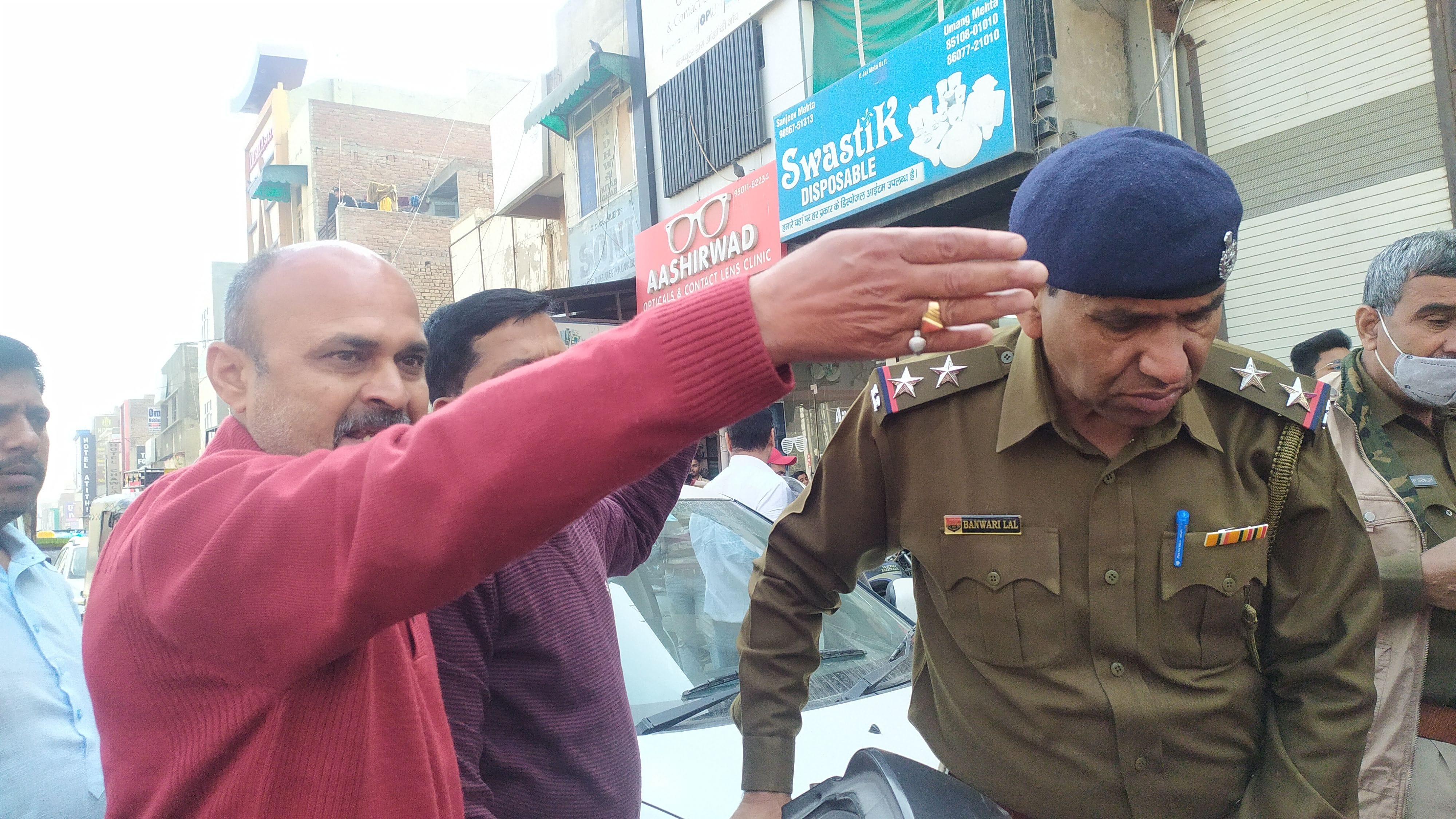 जाम से परेशान वाहन चालक कार्यकर्ताओं से बहस करते हुए।