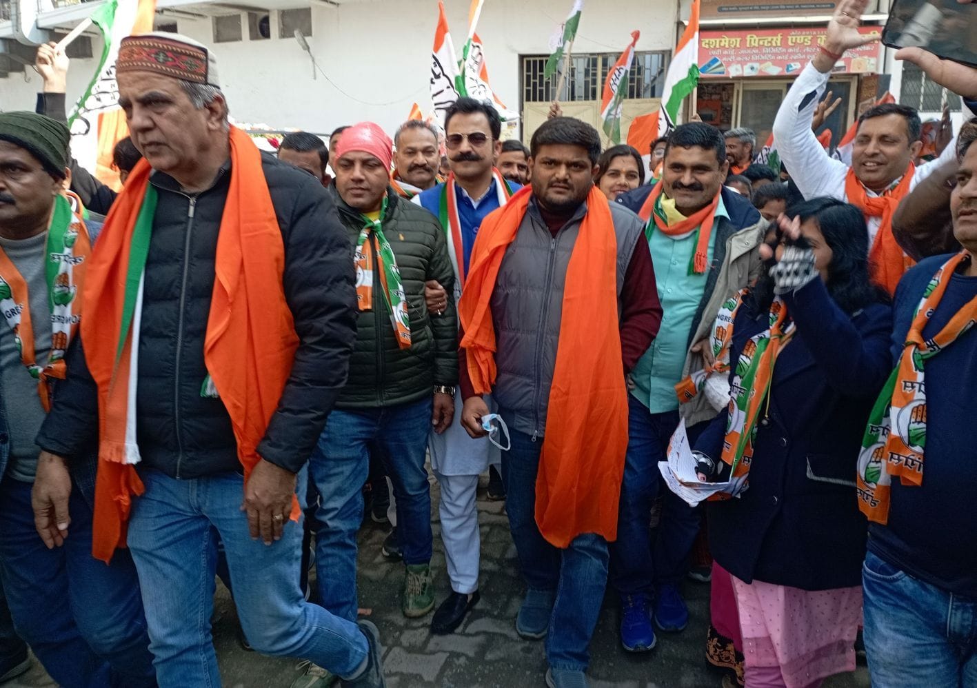 रुद्रपुर में कांग्रेस प्रत्याशी मीना शर्मा के लिए जनसंपर्क करते हार्दिक पटेल। रुद्रपुर में कांग्रेस प्रत्याशी मीना शर्मा के लिए जनसंपर्क करते हार्दिक पटेल।