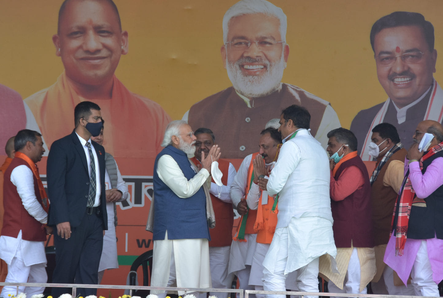 सहारनपुर में रिमाउंट डिपो मैदान पर प्रधान मंत्री की चुनावी जनसभा में प्रत्याशियो से मिलते प्रधा