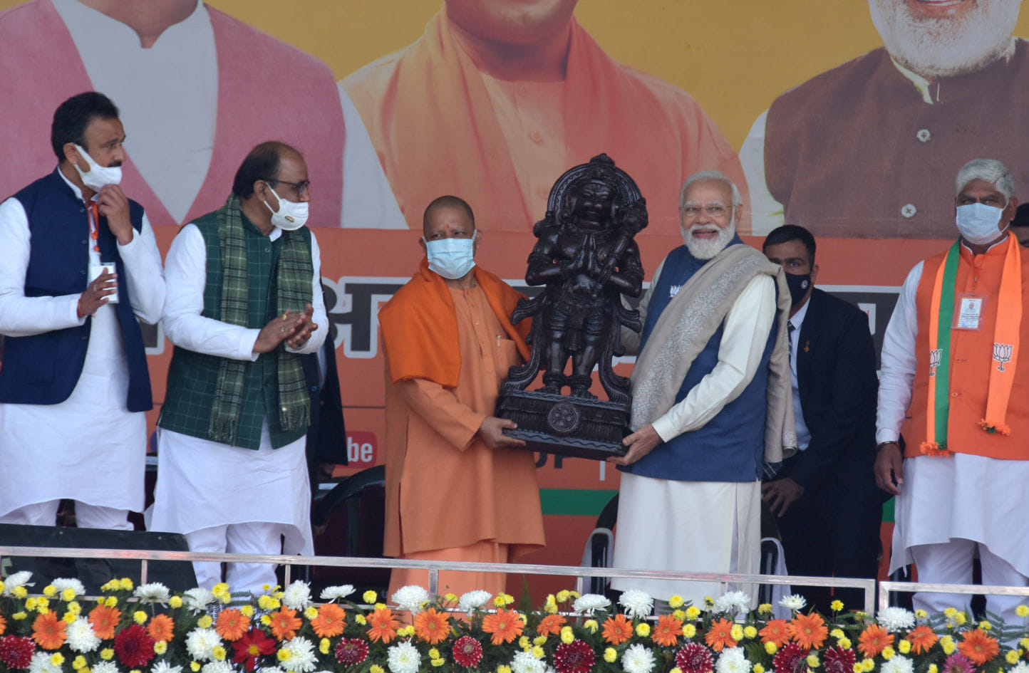 सहारनपुर के रिमाउंट डिपो मैदान पर प्रधान मंत्री की चुनावी जनसभा में सहारनपुर पर पहुंचने पर प्रध? सहारनपुर के रिमाउंट डिपो मैदान पर प्रधान मंत्री की चुनावी जनसभा में सहारनपुर पर पहुंचने पर प्रध?