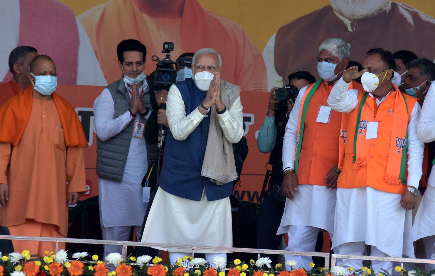 रिमाउंट डिपो मैदान पर प्रधान मंत्री की चुनावी जनसभा में सहारनपुर की जनता को प्रणाम करते प्रधानम?