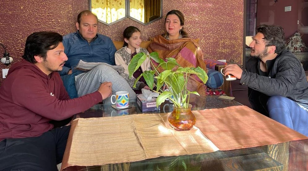 थानाभवन अपने आवास पर परिवार के साथ थानाभवन से रालोद प्रत्याशी अशरफ अली थानाभवन अपने आवास पर परिवार के साथ थानाभवन से रालोद प्रत्याशी अशरफ अली