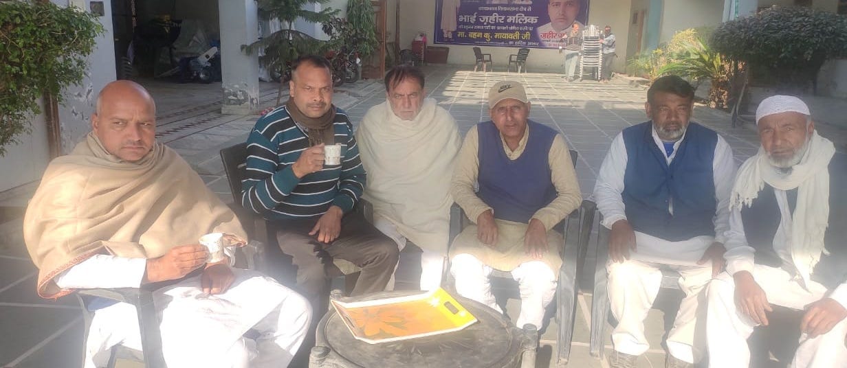 थानाभवन अपने कार्यालय पर समर्थकों के साथ बसपा प्रत्याशी जहीर मलिक थानाभवन अपने कार्यालय पर समर्थकों के साथ बसपा प्रत्याशी जहीर मलिक