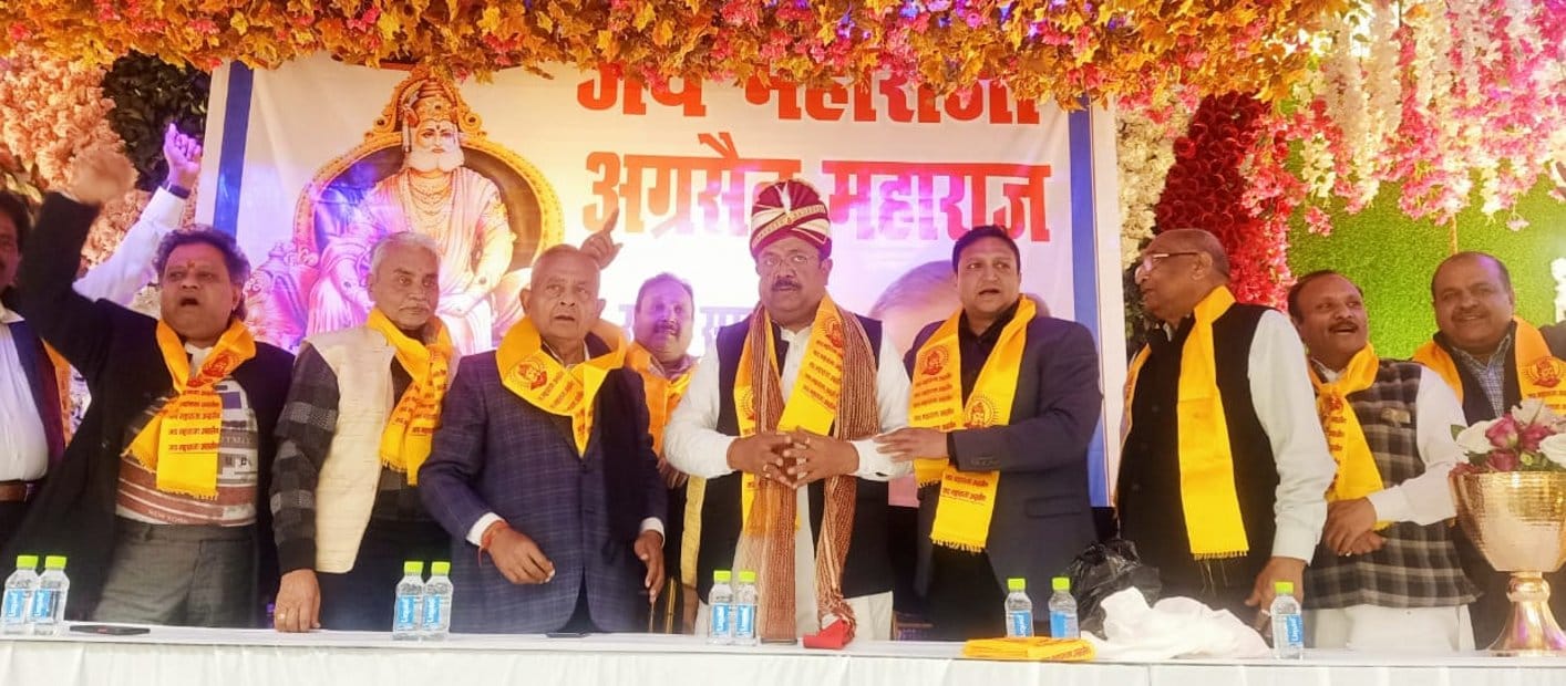 शहर में सपा प्रत्याशी संजय गर्ग का अभिनंदन करते वैश्य समाज के लोग।