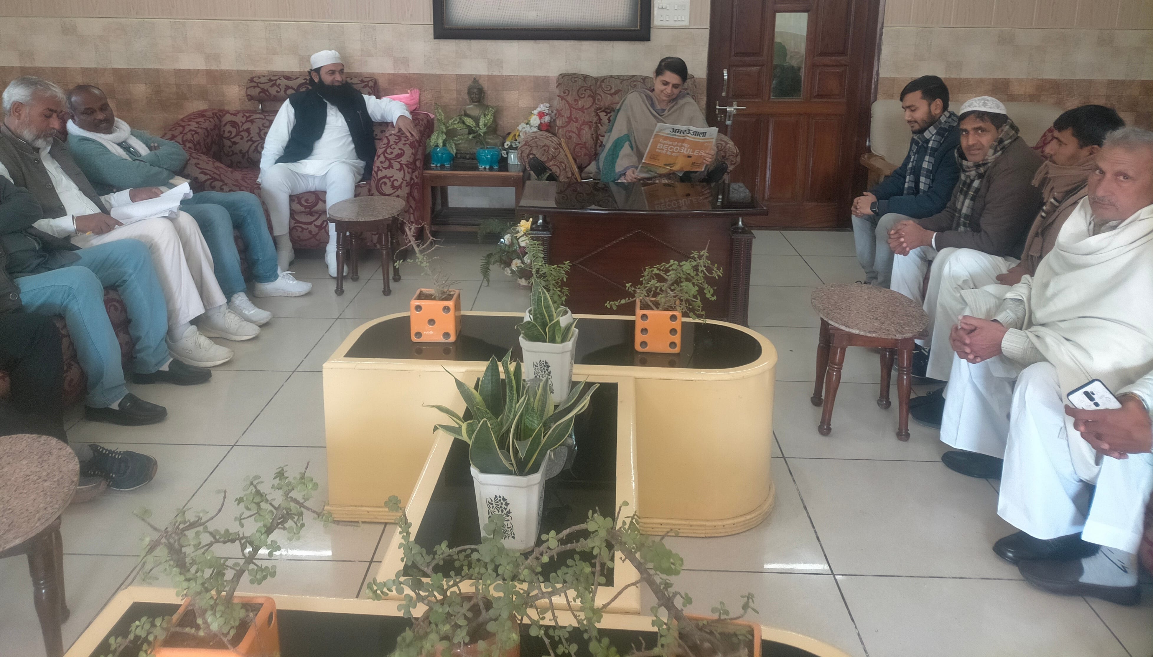 कैराना में अपने फार्म हाउस पर समर्थकों के साथ बैठीं भाजपा प्रत्याशी मृगांका सिंह। कैराना में अपने फार्म हाउस पर समर्थकों के साथ बैठीं भाजपा प्रत्याशी मृगांका सिंह।