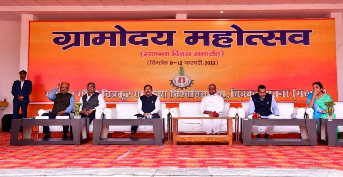 ग्रामोदय महोत्सव के दौरान गोष्ठी में मौजूद अतिथि। संवाद
