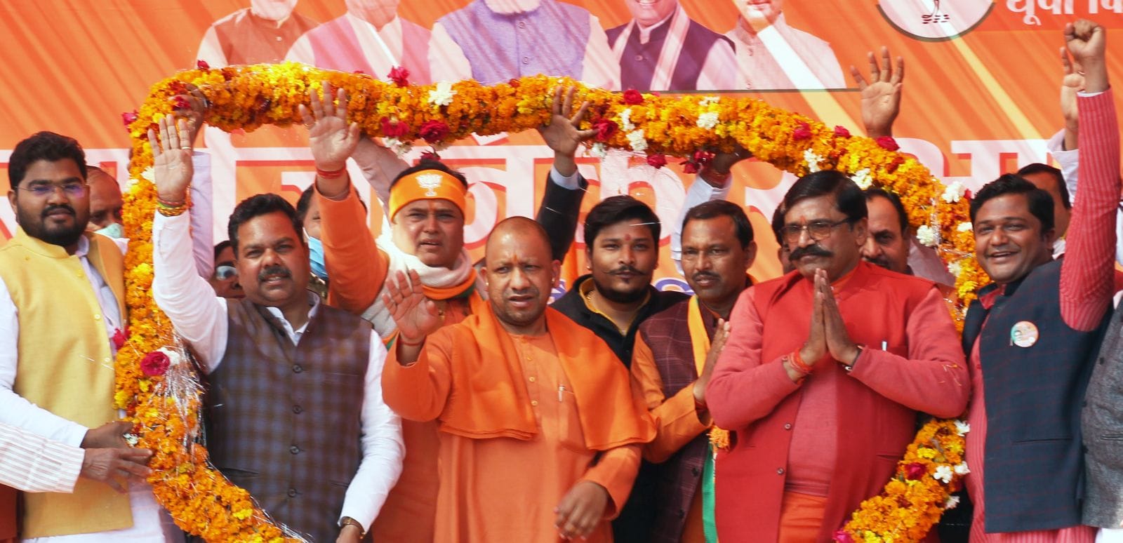 वजीरगंज (बदायूं) में मुख्यमंत्री योगी आदित्यनाथ का फूलमाला पहनाकर स्वागत किया गया। संवाद वजीरगंज (बदायूं) में मुख्यमंत्री योगी आदित्यनाथ का फूलमाला पहनाकर स्वागत किया गया। संवाद