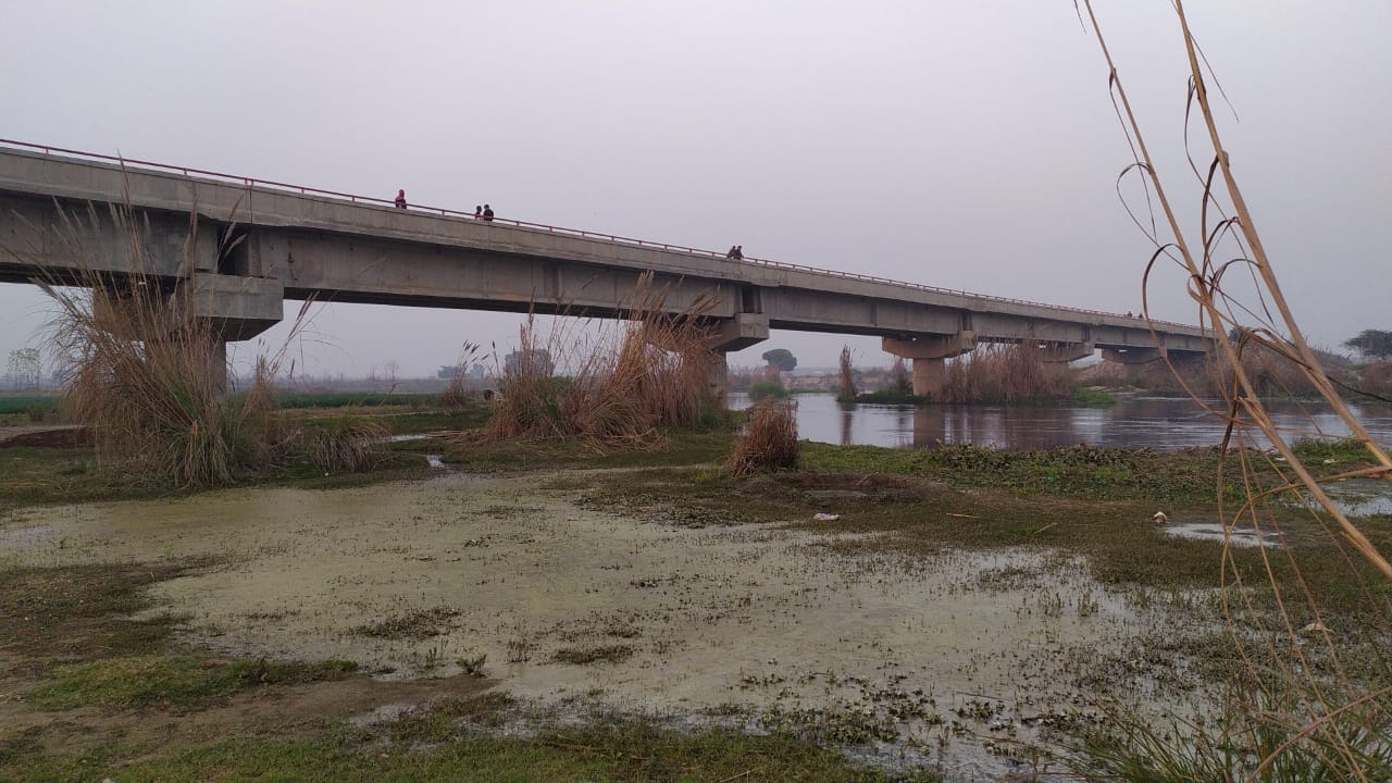 बागपत ::::::: गढ़ी कलंचरी गांव स्थित हिंडन नदी पर बना पुल। बागपत ::::::: गढ़ी कलंचरी गांव स्थित हिंडन नदी पर बना पुल।