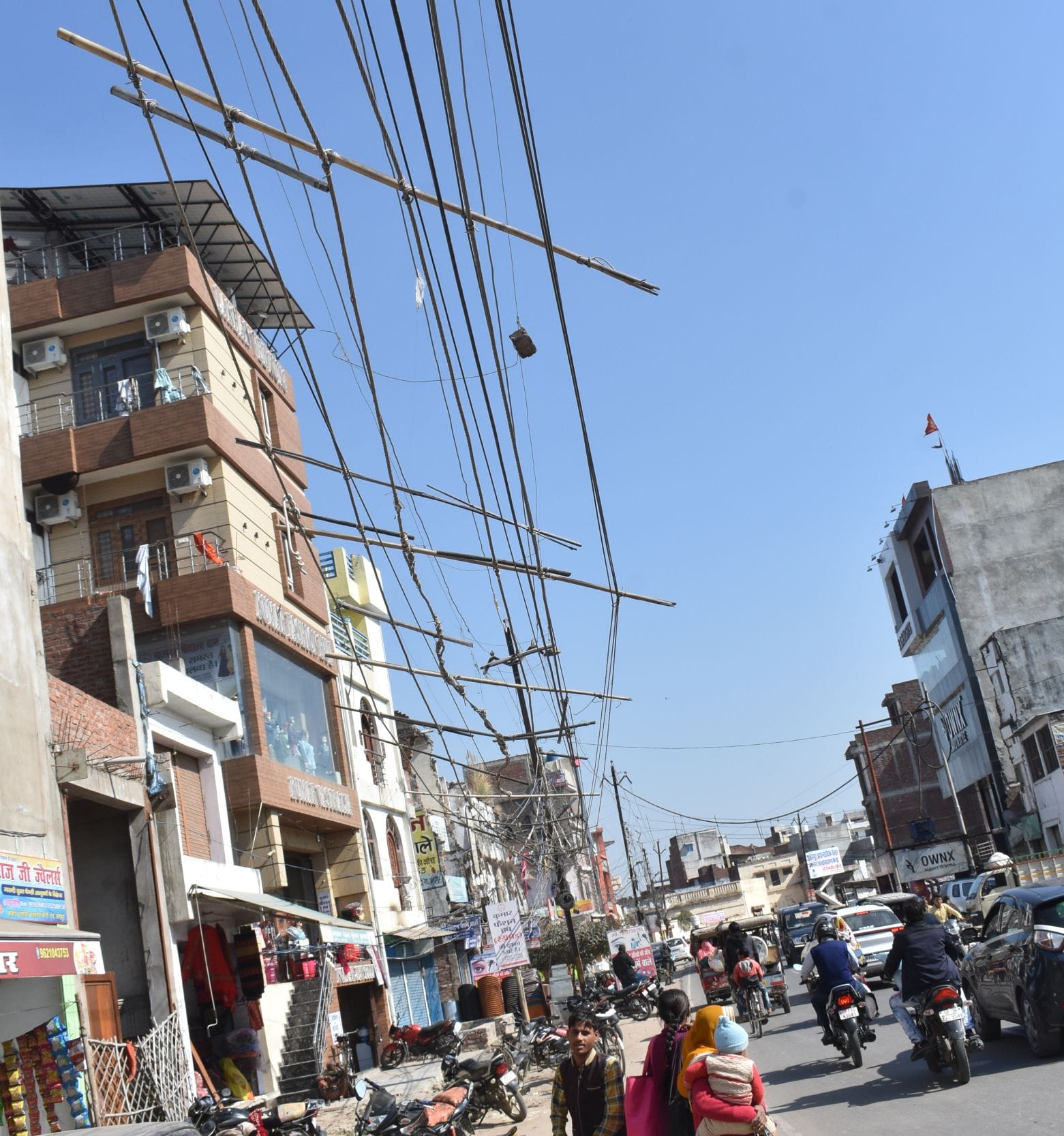 बाकरगंज चौराहे के समीप फंटियों के सहारे झूलते जर्जर तार। संवाद