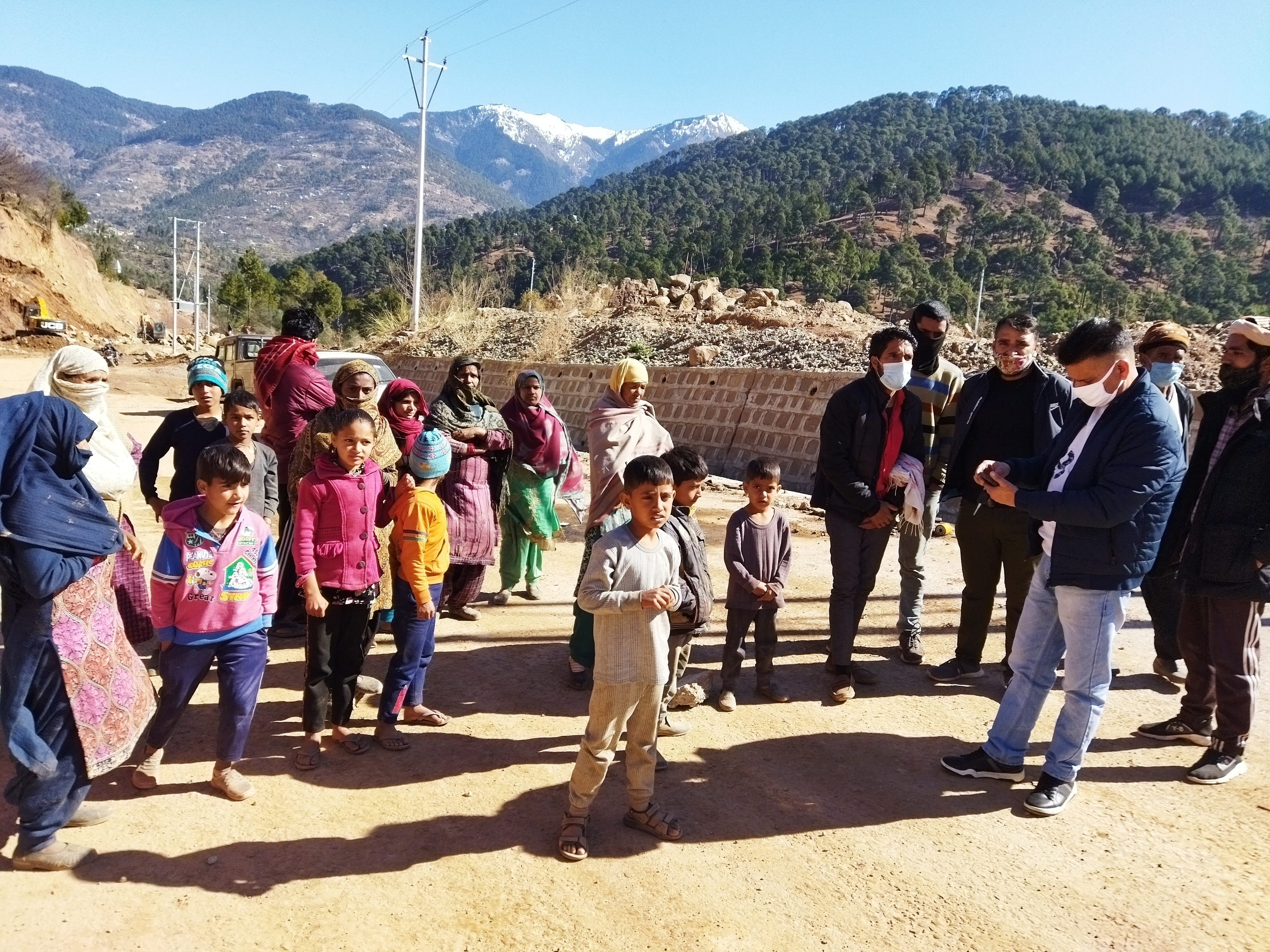 प्रदर्शन करते गांव चसकू व एंचा के लोगों को समझाते अधिकारी:- संवाद प्रदर्शन करते गांव चसकू व एंचा के लोगों को समझाते अधिकारी:- संवाद